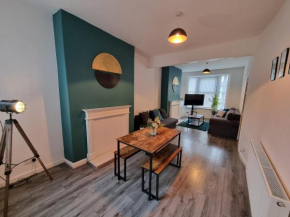 Charming Apartments - Spacious townhouse near city centre and docks, free parking